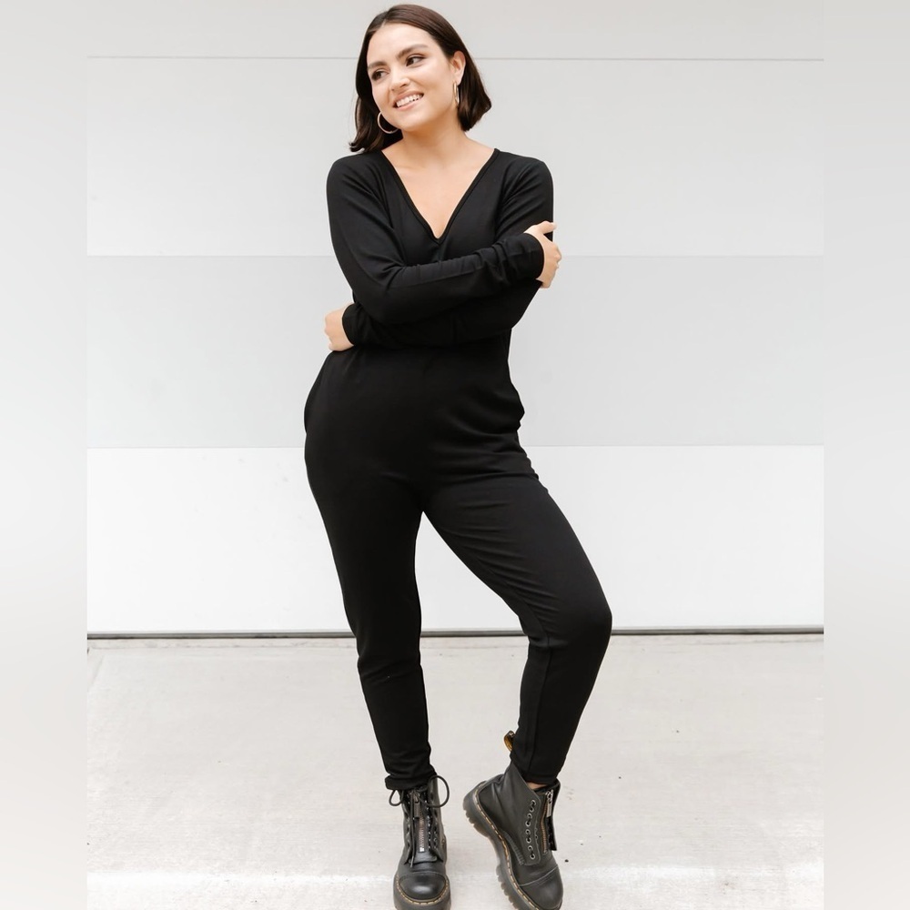 SMASH & TESS The Friday Romper. Black. Long Sleeves, V-neck, pockets. 🇨🇦 Medium